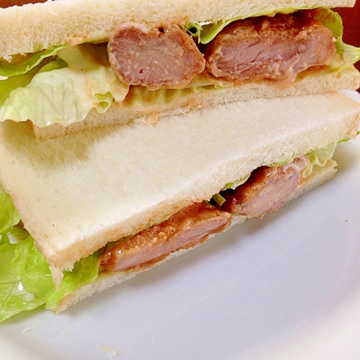 鶏もものケチャップソテーと野菜のサンド